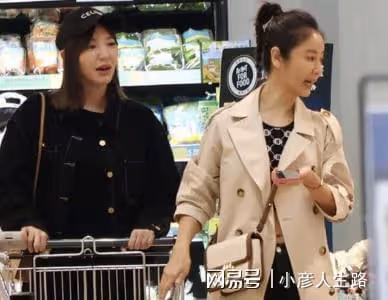 46歲林心如超市掃貨,穿露臍衫秀纖細蠻腰,身材不輸小12歲郭雪芙