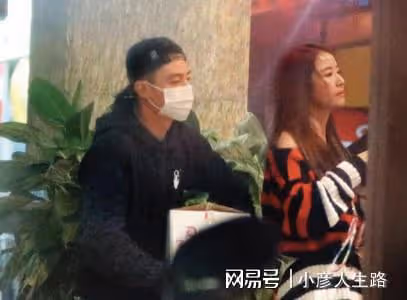46歲林心如超市掃貨,穿露臍衫秀纖細蠻腰,身材不輸小12歲郭雪芙