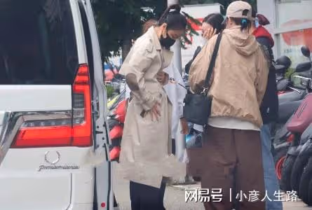 林心如在超市錄節目,穿露臍裝隱約可見馬甲線,46歲狀態依然年輕