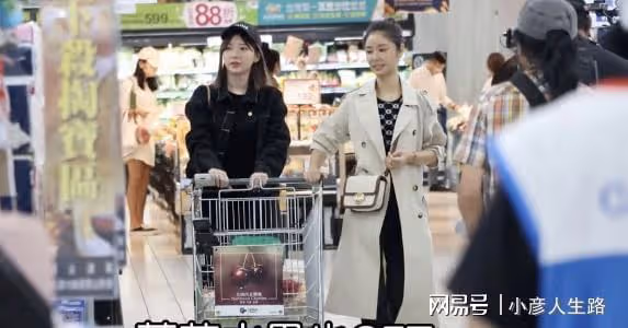 林心如在超市錄節目,穿露臍裝隱約可見馬甲線,46歲狀態依然年輕