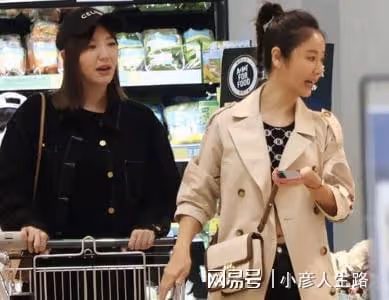 林心如在超市錄節目,穿露臍裝隱約可見馬甲線,46歲狀態依然年輕