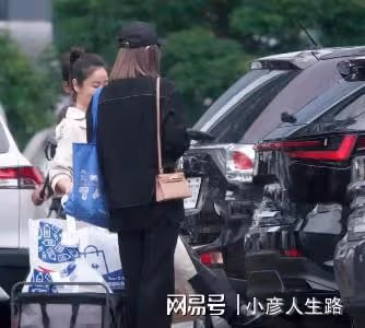 林心如在超市錄節目,穿露臍裝隱約可見馬甲線,46歲狀態依然年輕