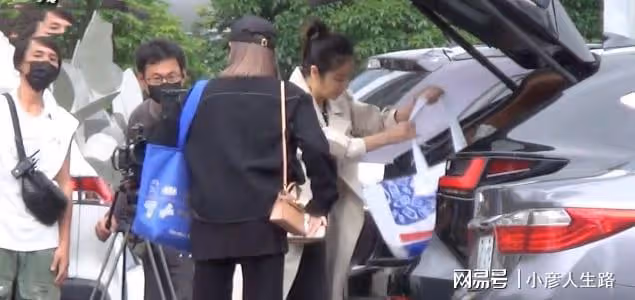 林心如在超市錄節目,穿露臍裝隱約可見馬甲線,46歲狀態依然年輕
