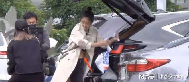 林心如在超市錄節目,穿露臍裝隱約可見馬甲線,46歲狀態依然年輕