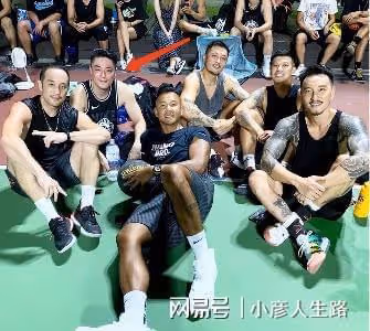 林心如在超市錄節目,穿露臍裝隱約可見馬甲線,46歲狀態依然年輕