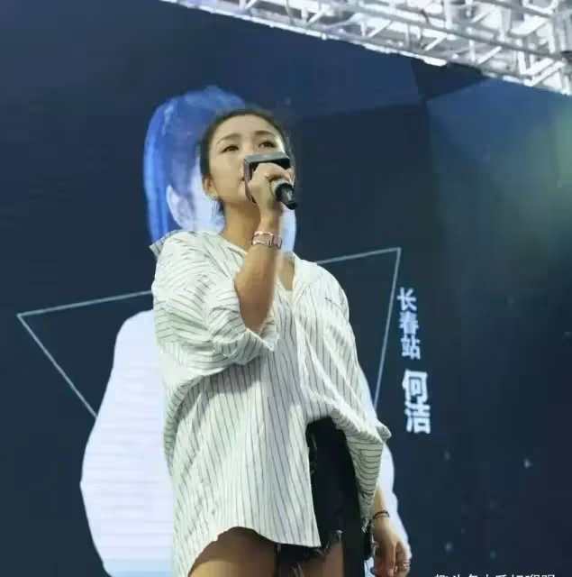 何潔腳踩恨天高穿超短褲現身樓盤開業典禮，舞台簡陋唱得倒挺賣力