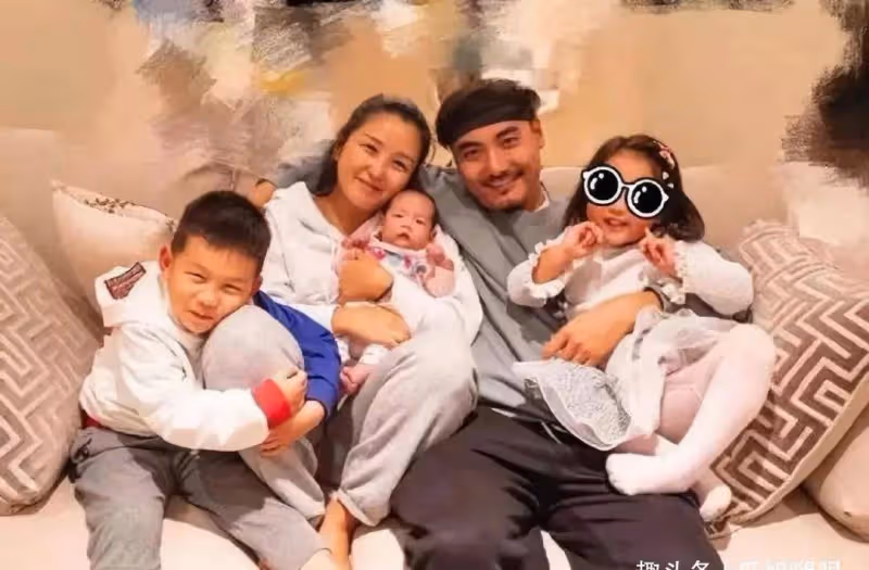 何潔腳踩恨天高穿超短褲現身樓盤開業典禮,舞台簡陋唱得倒挺賣力