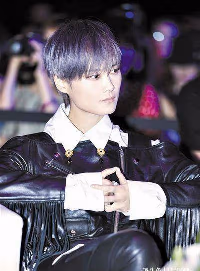 何潔腳踩恨天高穿超短褲現身樓盤開業典禮,舞台簡陋唱得倒挺賣力