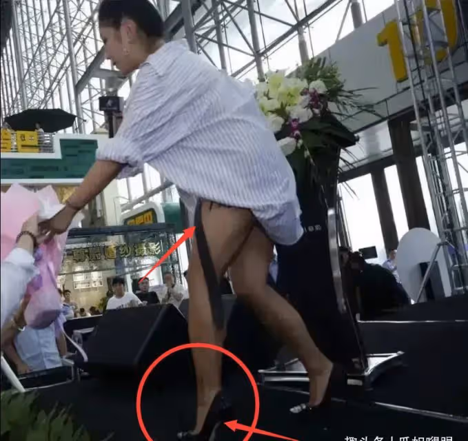 何潔腳踩恨天高穿超短褲現身樓盤開業典禮,舞台簡陋唱得倒挺賣力