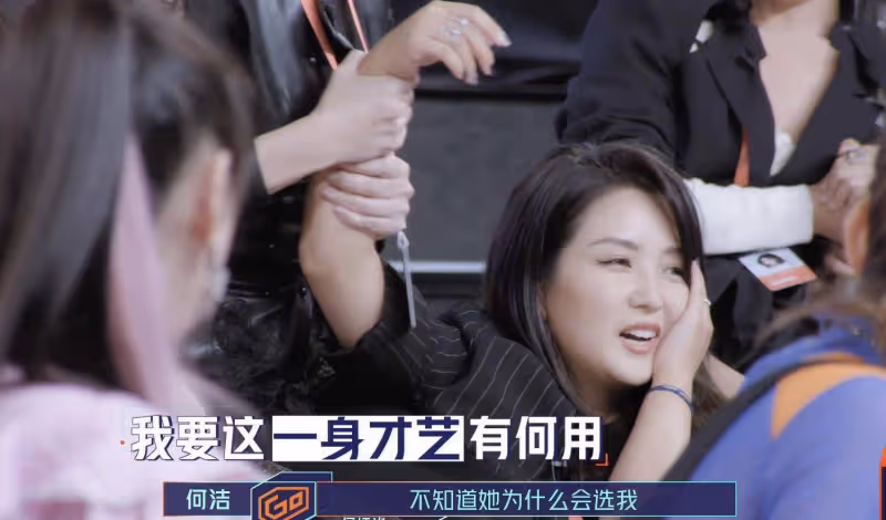 何潔腳踩恨天高穿超短褲現身樓盤開業典禮,舞台簡陋唱得倒挺賣力