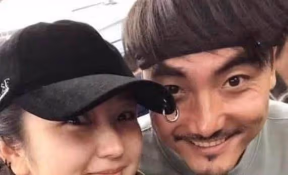 何潔腳踩恨天高穿超短褲現身樓盤開業典禮,舞台簡陋唱得倒挺賣力
