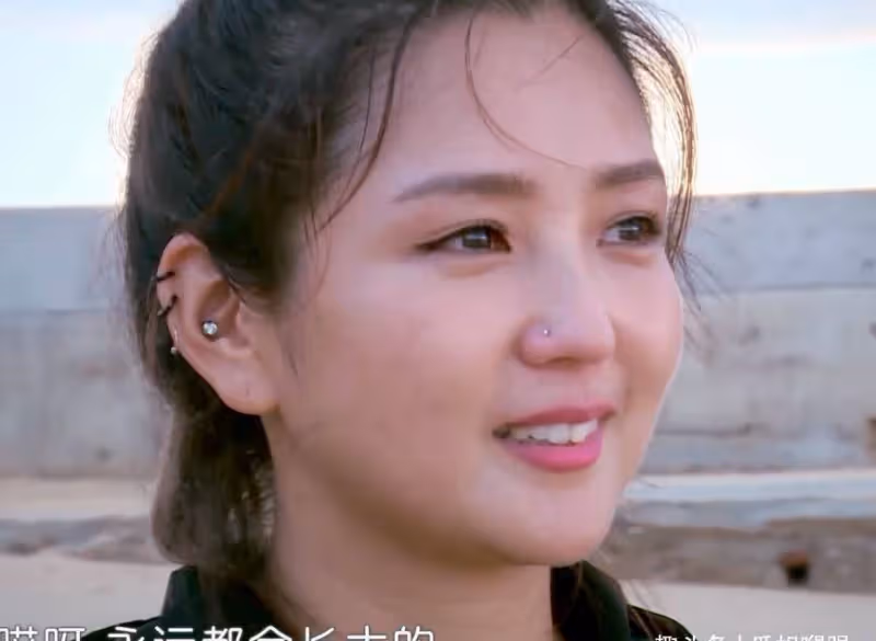 何潔腳踩恨天高穿超短褲現身樓盤開業典禮,舞台簡陋唱得倒挺賣力