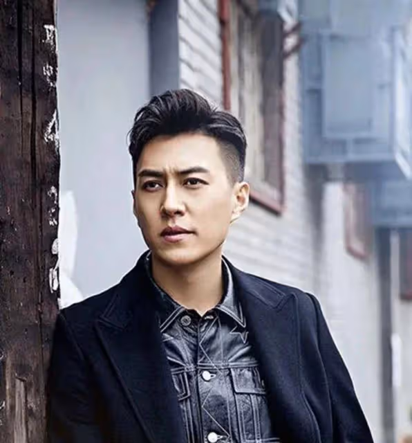 他曾與江珊戀愛5年,低調娶二婚妻子,今兒子顏值超越父親