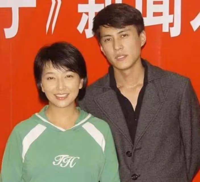 他曾與江珊戀愛5年,低調娶二婚妻子,今兒子顏值超越父親