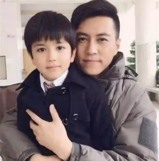 他曾與江珊戀愛5年,低調娶二婚妻子,今兒子顏值超越父親