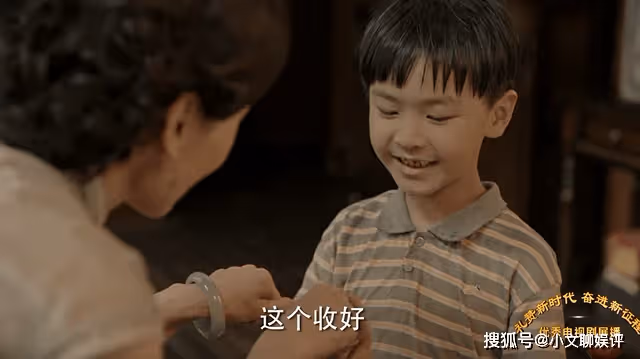 《我們這十年》貴婦標配的巧克力,扯破了佩姐偽裝了30年的假面具