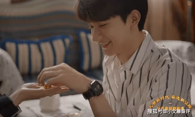 《我們這十年》貴婦標配的巧克力,扯破了佩姐偽裝了30年的假面具