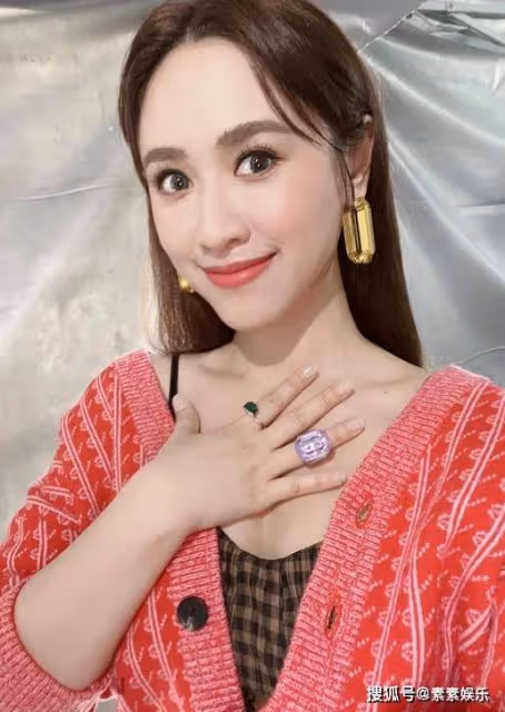 吳姍儒懷孕6個月，小腹平平不顯懷，做俏皮表情氣色很好