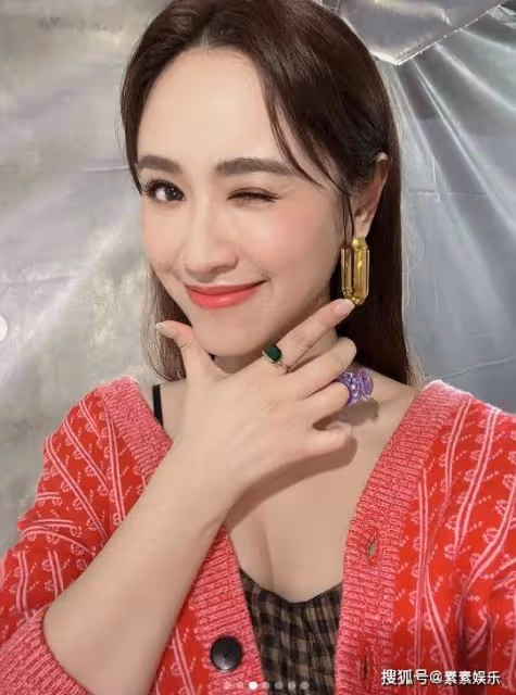 吳姍儒懷孕6個月，小腹平平不顯懷，做俏皮表情氣色很好