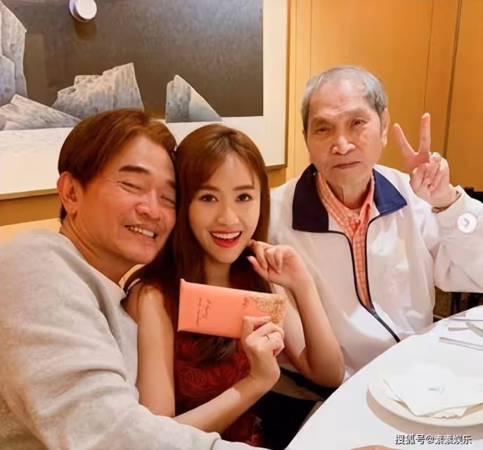 吳姍儒懷孕6個月，小腹平平不顯懷，做俏皮表情氣色很好