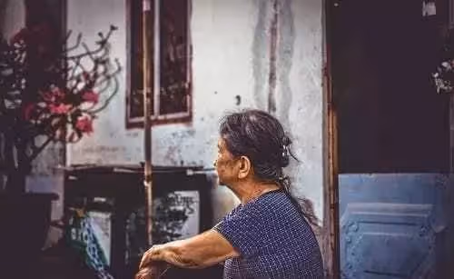 70歲父親去世當天「媽媽依舊去跳廣場舞」並歎「終於自由了,一點都不傷心」女兒責問:他欠債養小三
