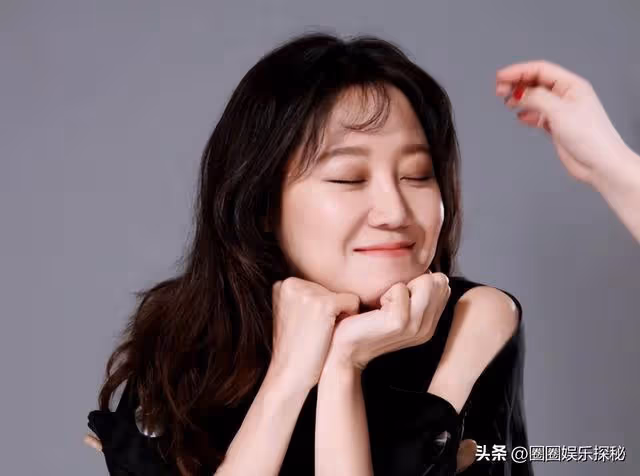 穿球鞋嫁年下小奶狗,42歲的孔孝真太酷了