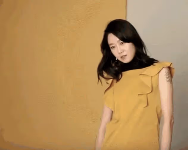 穿球鞋嫁年下小奶狗,42歲的孔孝真太酷了