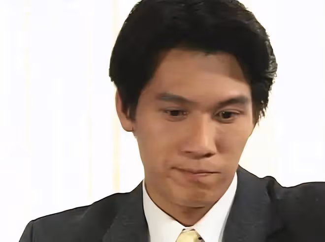 50歲港星商演人氣高,被闊太們包圍合影,已與大23歲富婆分手多年