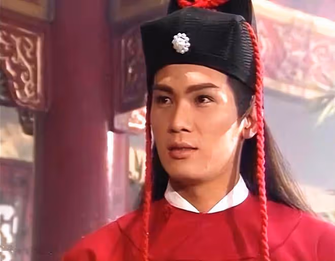 50歲港星商演人氣高,被闊太們包圍合影,已與大23歲富婆分手多年