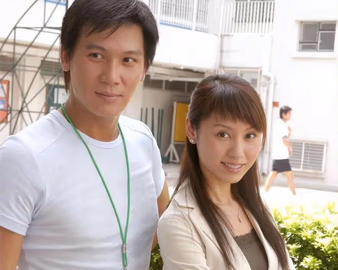 50歲港星商演人氣高,被闊太們包圍合影,已與大23歲富婆分手多年