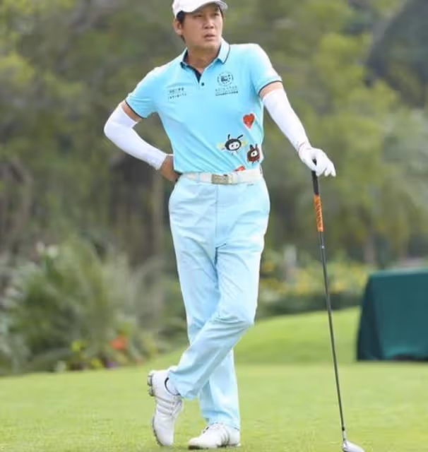 50歲港星商演人氣高,被闊太們包圍合影,已與大23歲富婆分手多年