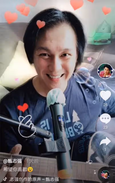 50歲港星商演人氣高,被闊太們包圍合影,已與大23歲富婆分手多年