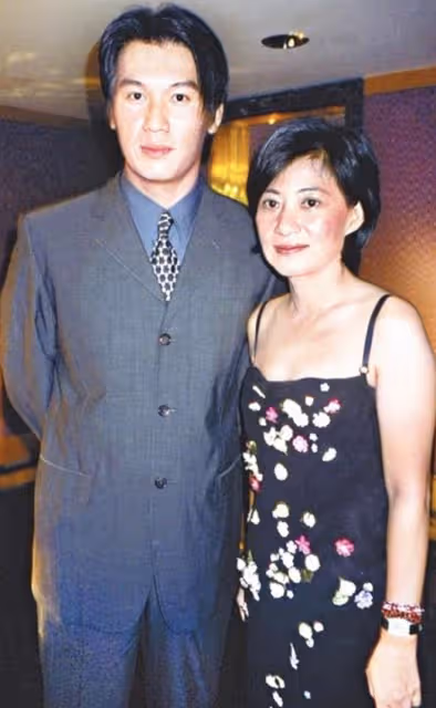 50歲港星商演人氣高,被闊太們包圍合影,已與大23歲富婆分手多年
