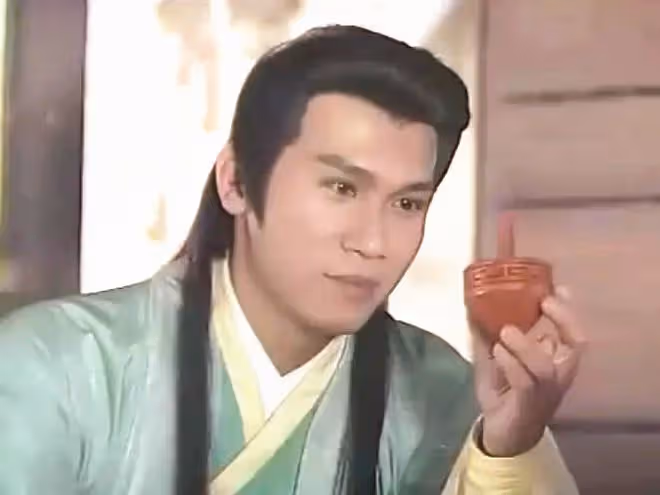 50歲港星商演人氣高,被闊太們包圍合影,已與大23歲富婆分手多年