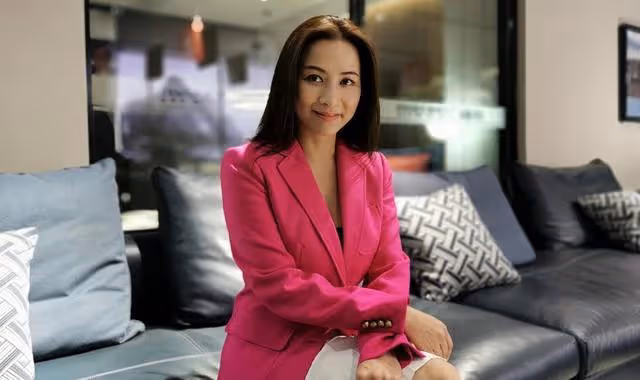 香港知名女星再度復出!遭網友吐槽又老又過氣,參加商演還被揩油