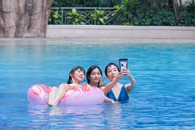 香港知名女星新劇穿泳裝出鏡!身材不輸年輕演員,與前夫隱婚11年