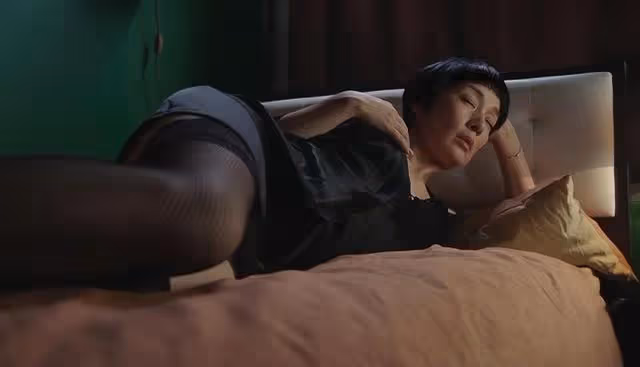 香港知名女星新劇穿泳裝出鏡!身材不輸年輕演員,與前夫隱婚11年