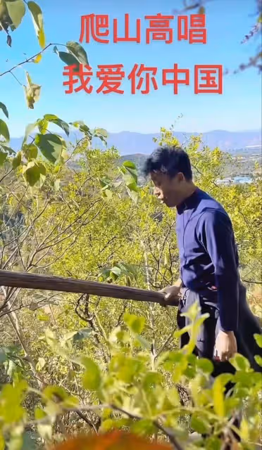 耿為華深山處唱愛國歌,高歌嘹亮情緒激昂,51歲單身獨自撫養女兒