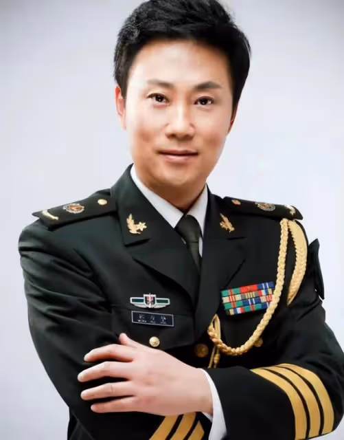 耿為華深山處唱愛國歌,高歌嘹亮情緒激昂,51歲單身獨自撫養女兒