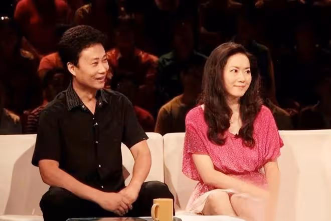 耿為華深山處唱愛國歌,高歌嘹亮情緒激昂,51歲單身獨自撫養女兒