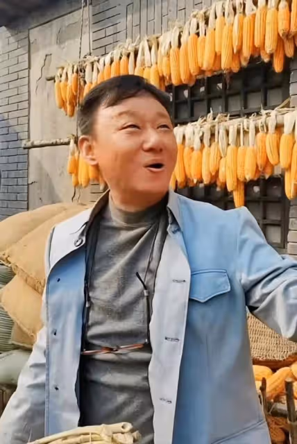 52歲邵峰曬農村愜意生活,穿舊衣用掃帚掃地,院內堆滿玉米顯簡樸
