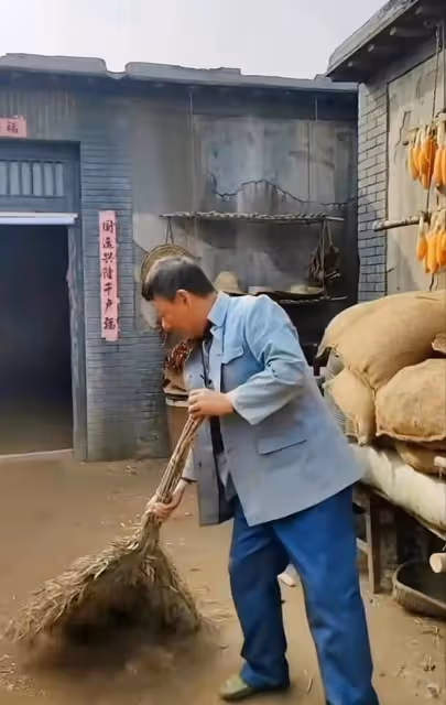 52歲邵峰曬農村愜意生活,穿舊衣用掃帚掃地,院內堆滿玉米顯簡樸