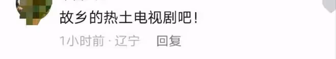 52歲邵峰曬農村愜意生活,穿舊衣用掃帚掃地,院內堆滿玉米顯簡樸