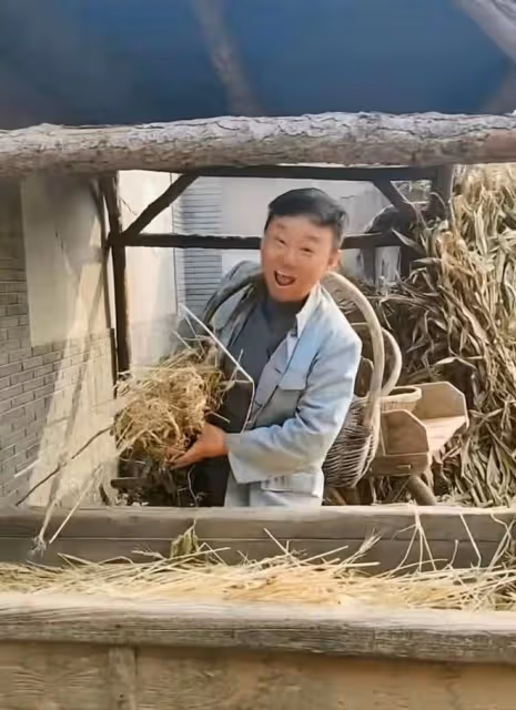 52歲邵峰曬農村愜意生活,穿舊衣用掃帚掃地,院內堆滿玉米顯簡樸