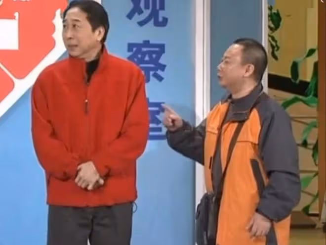 52歲邵峰曬農村愜意生活,穿舊衣用掃帚掃地,院內堆滿玉米顯簡樸