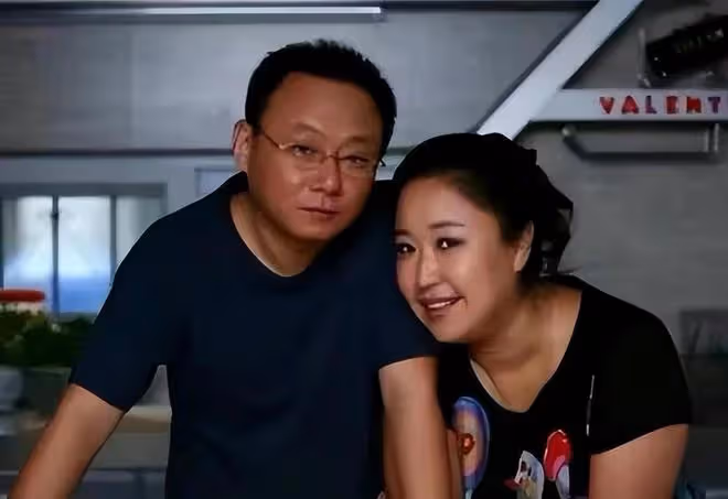 52歲邵峰曬農村愜意生活,穿舊衣用掃帚掃地,院內堆滿玉米顯簡樸