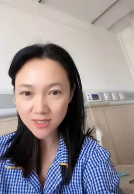 主持人周群住進醫院!麻藥勁沒過頭暈臉色蒼白,手術後複查引擔憂