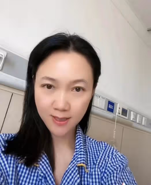 主持人周群住進醫院!麻藥勁沒過頭暈臉色蒼白,手術後複查引擔憂