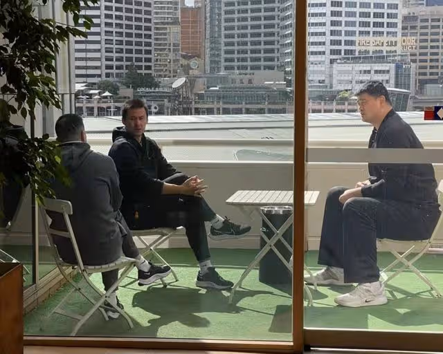 姚明現身澳洲酒店!拒絕簽名被指脾氣差,2米26坐小凳子顯拘束