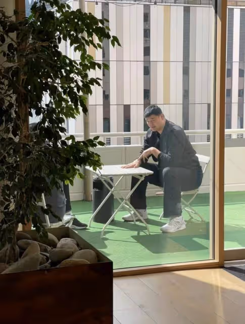 姚明現身澳洲酒店!拒絕簽名被指脾氣差,2米26坐小凳子顯拘束